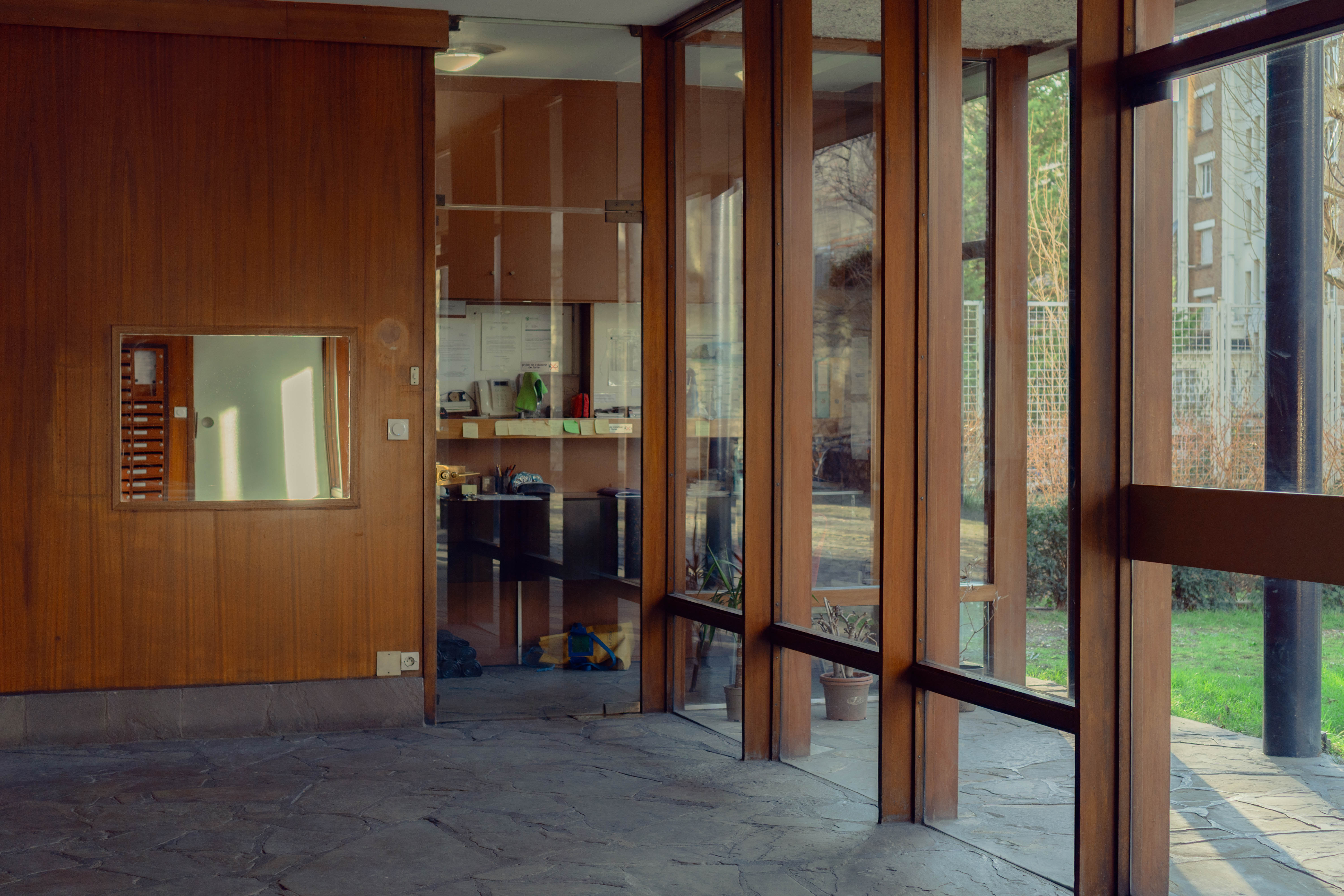 Intérieur valorisé — salon avec canapé LC2