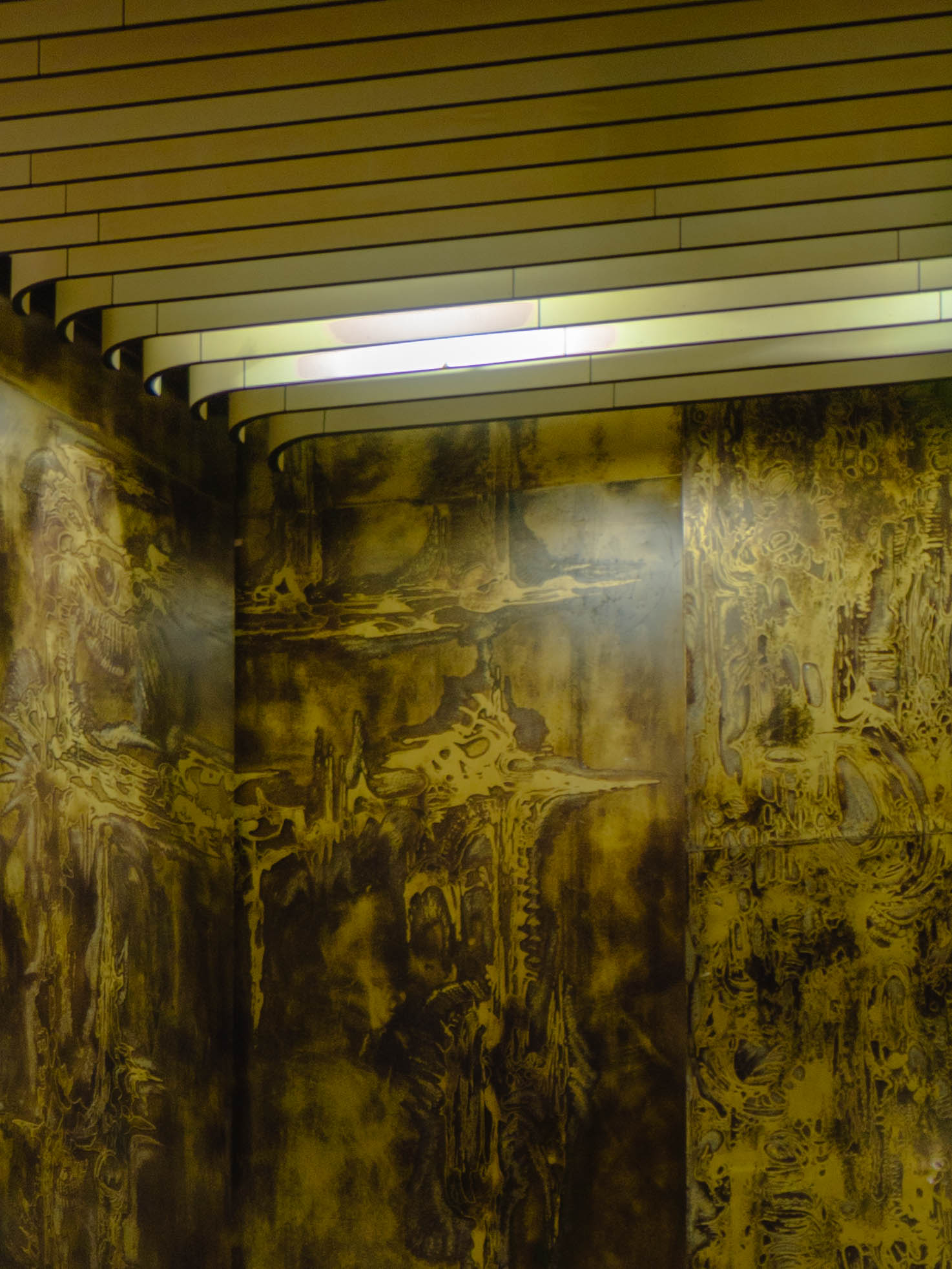 Colonnes fresque abstraite mordorée, plafond lames bois, néon courbe