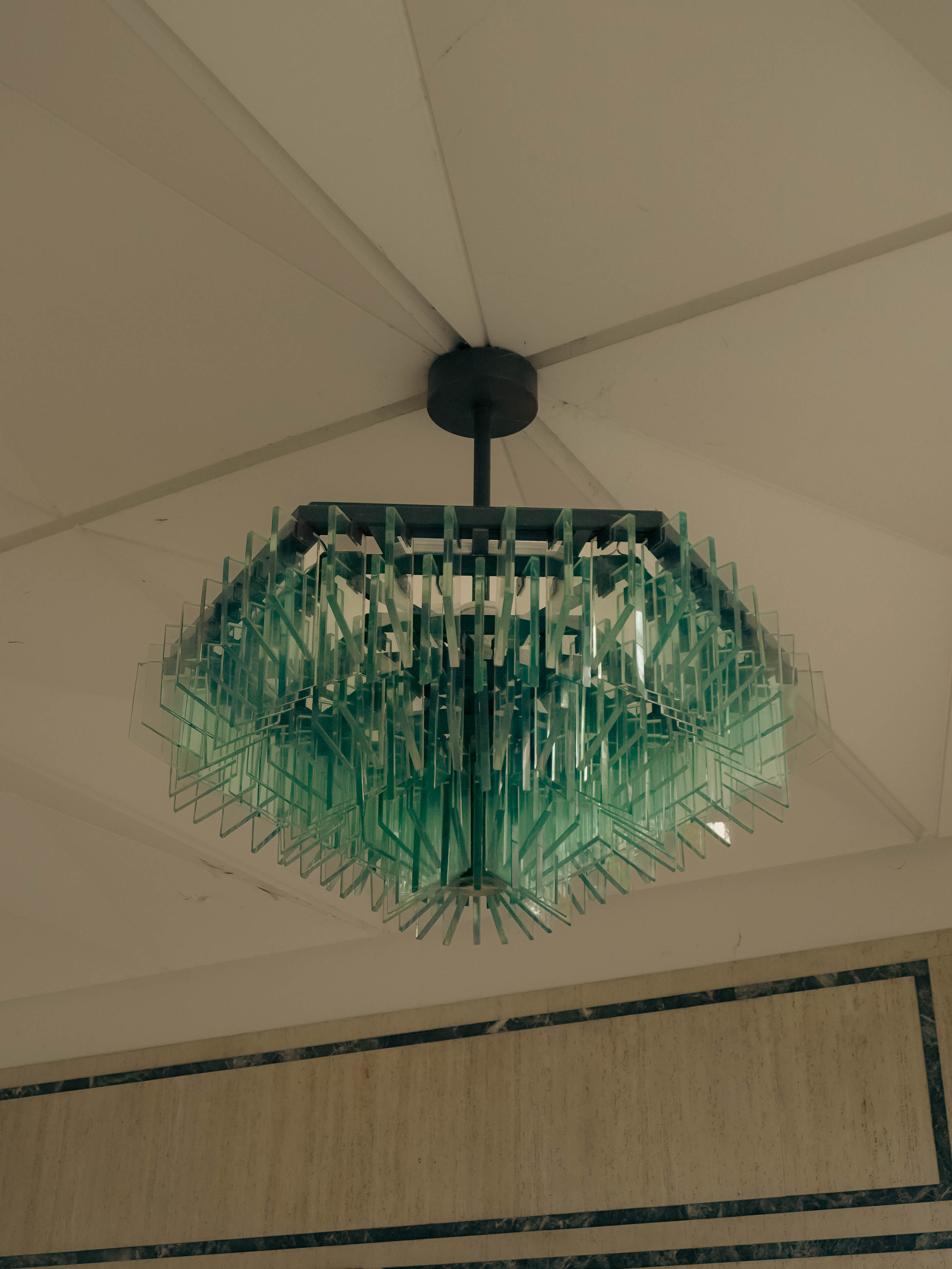 Lustre monumental lames de verre vert translucide
