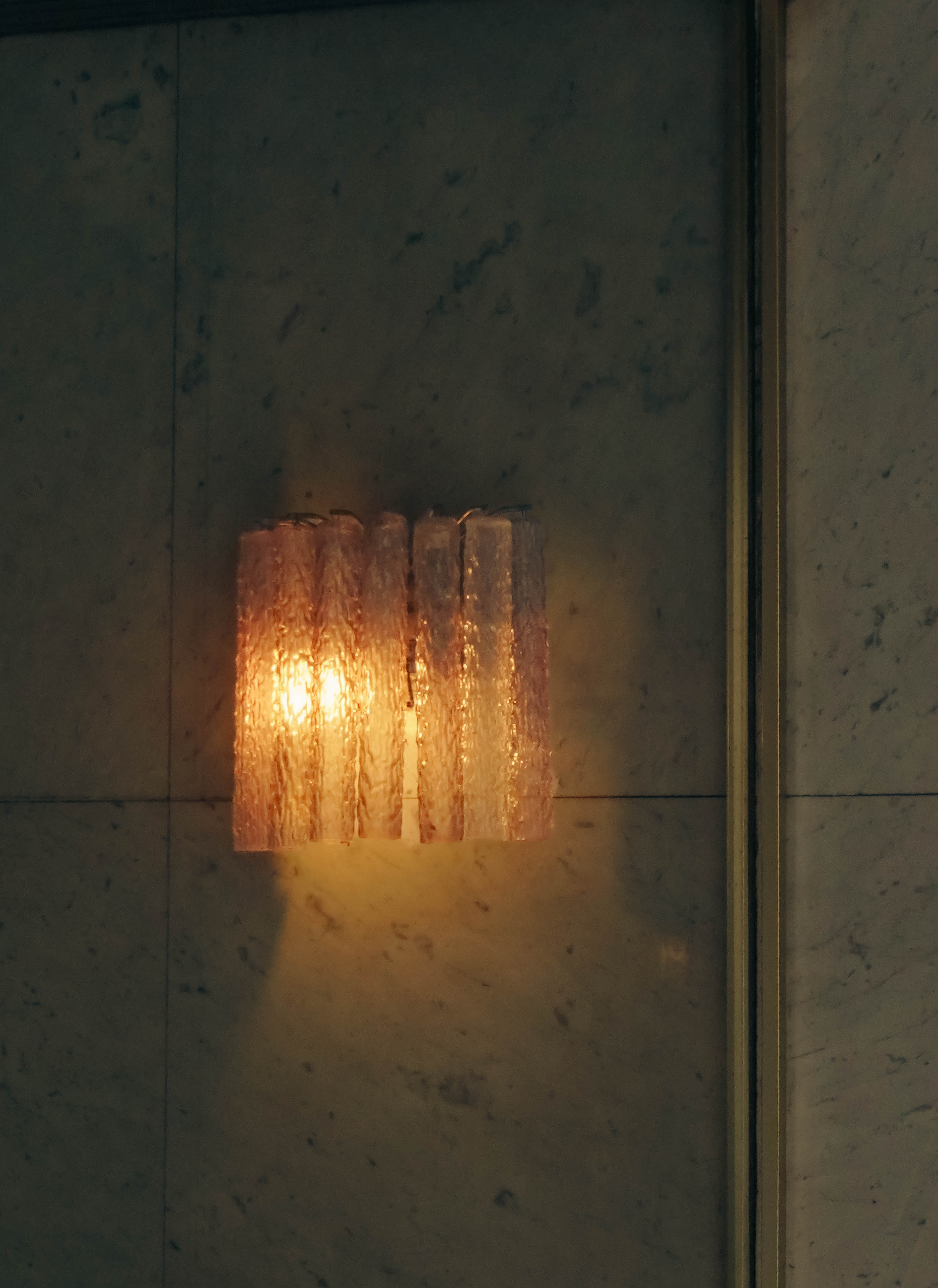 Applique Murano tubes de verre éclairés sur marbre sombre