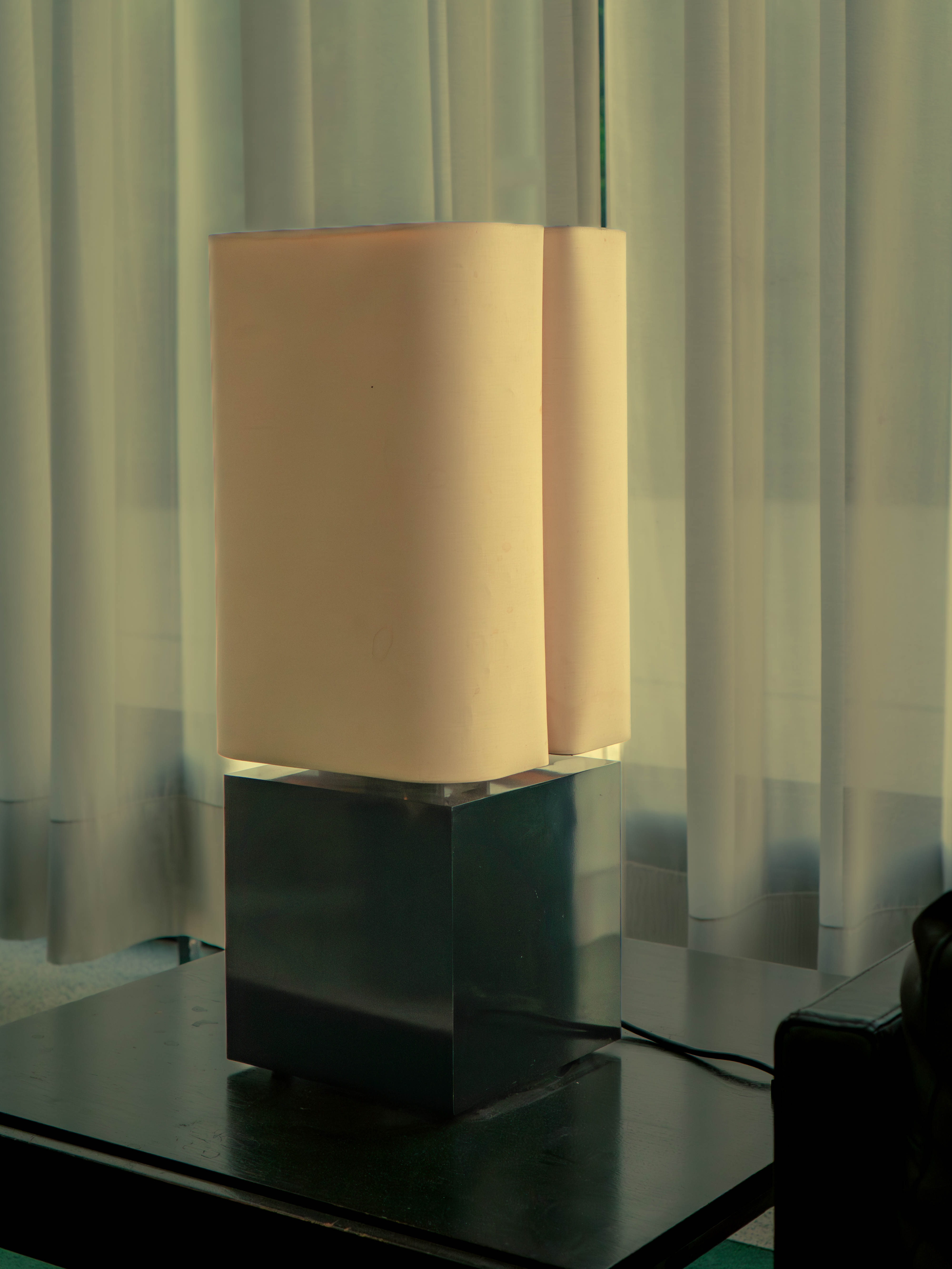 Lampe de table double abat-jour blanc, socle chrome cubique, voilages