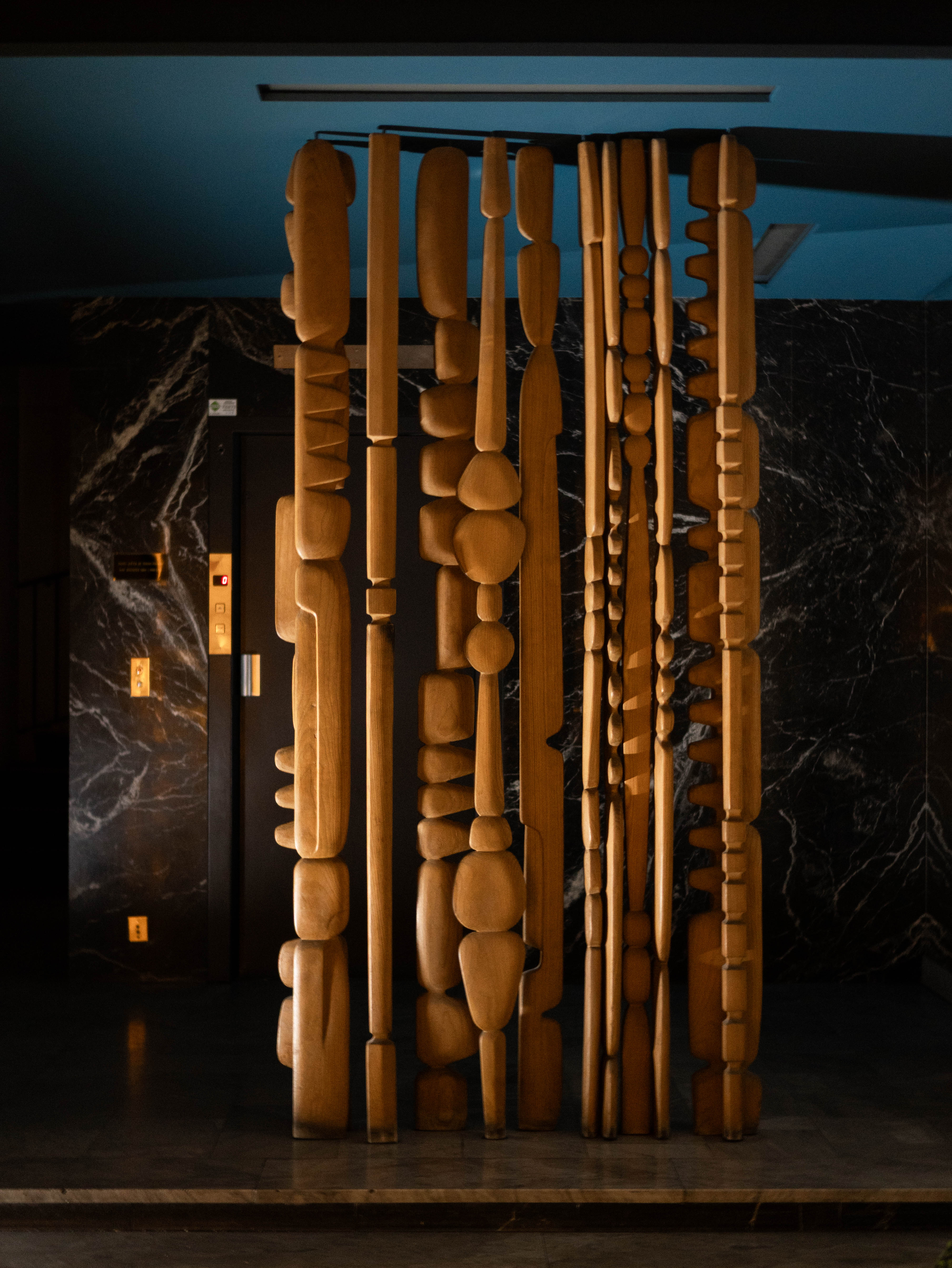 Paravent sculptural bois tourné biomorphique, marbre noir