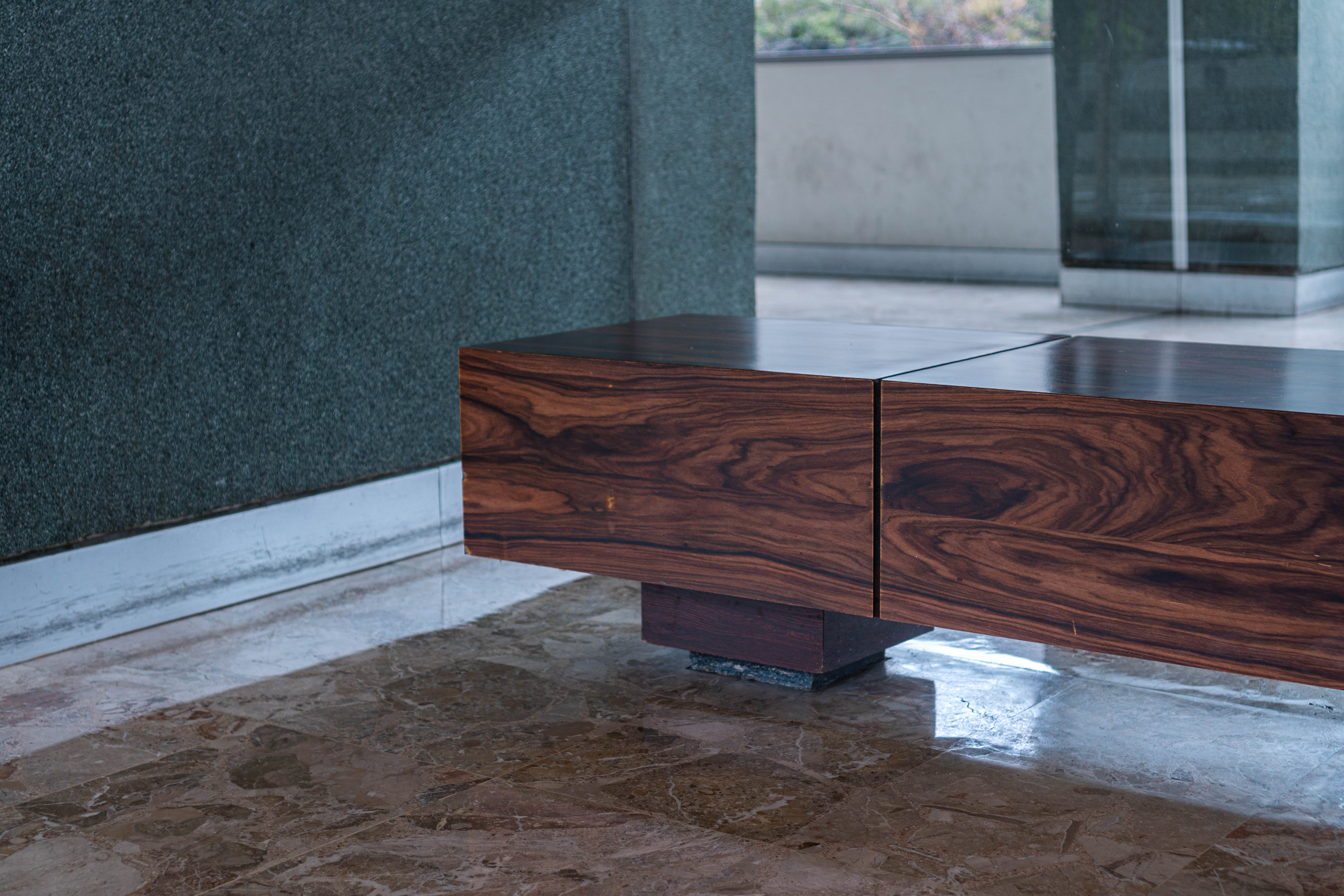 Table basse palissandre veinage tourbillonnaire, sol marbre