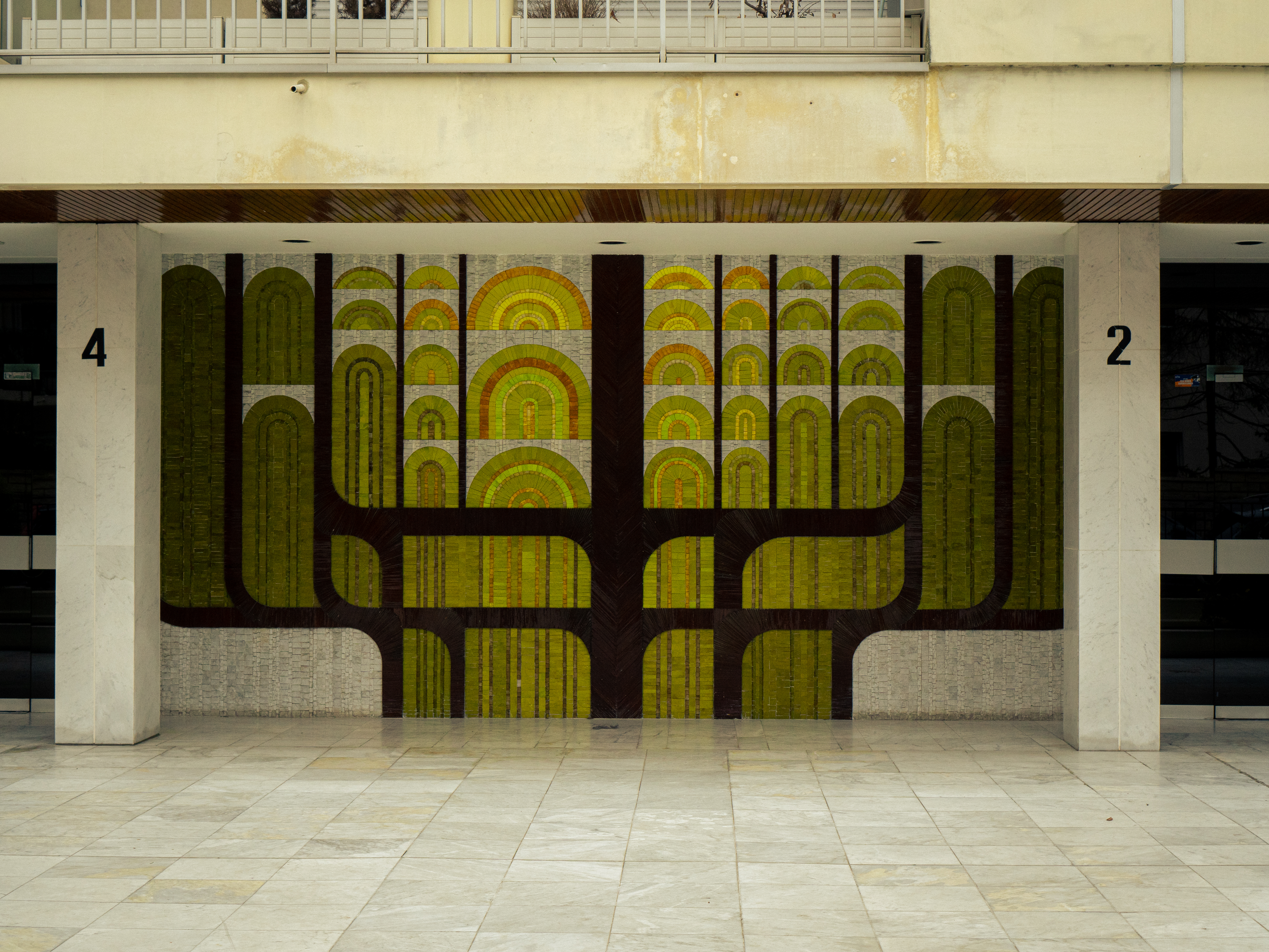 Grande mosaïque murale arches concentriques, colonnes travertin