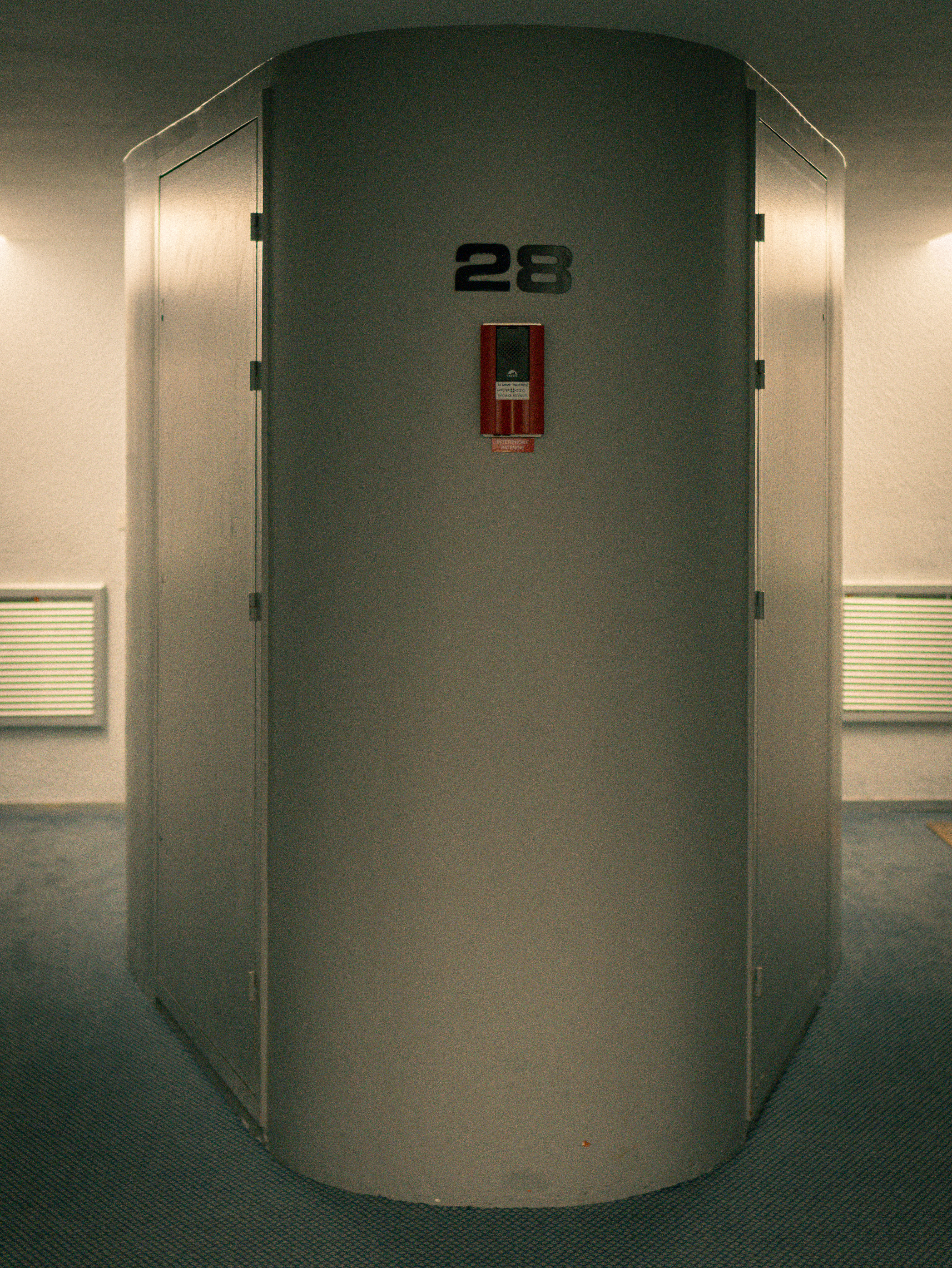 Hall — composition graphique, lignes et matières