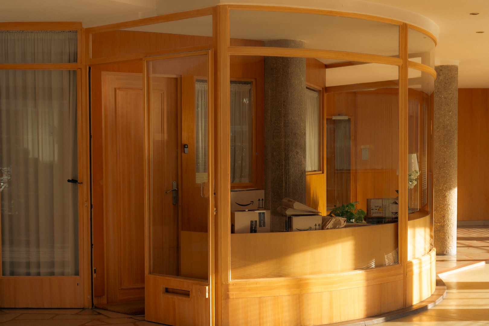 Loge de gardien — bois courbé, lumière dorée