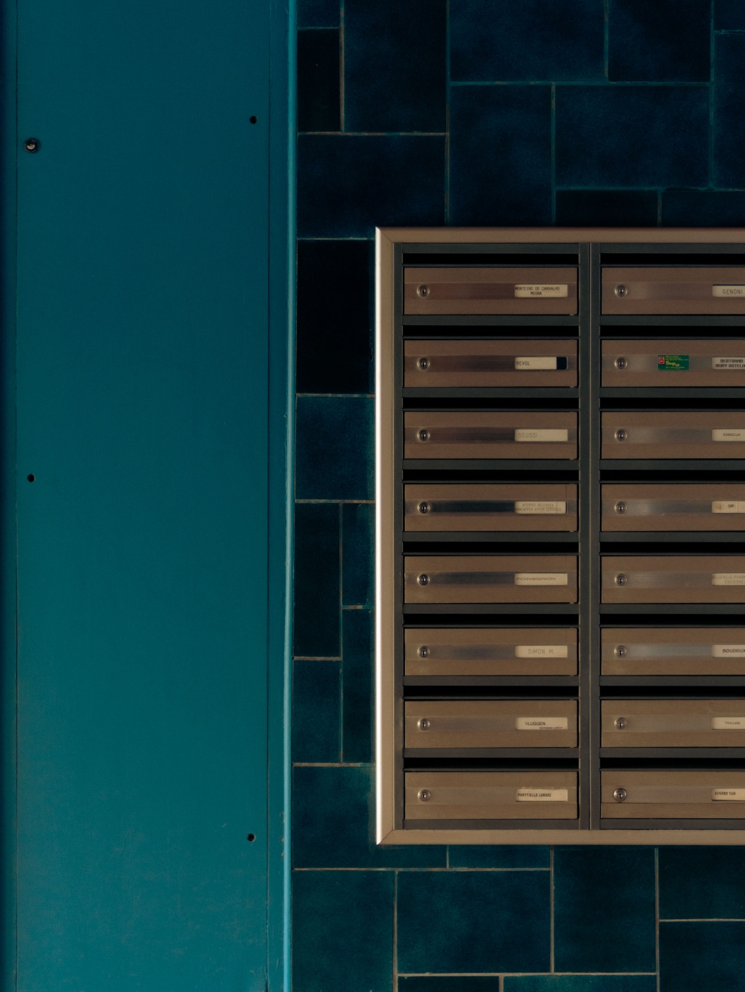 Hall — boîtes aux lettres bronze, faïences bleues