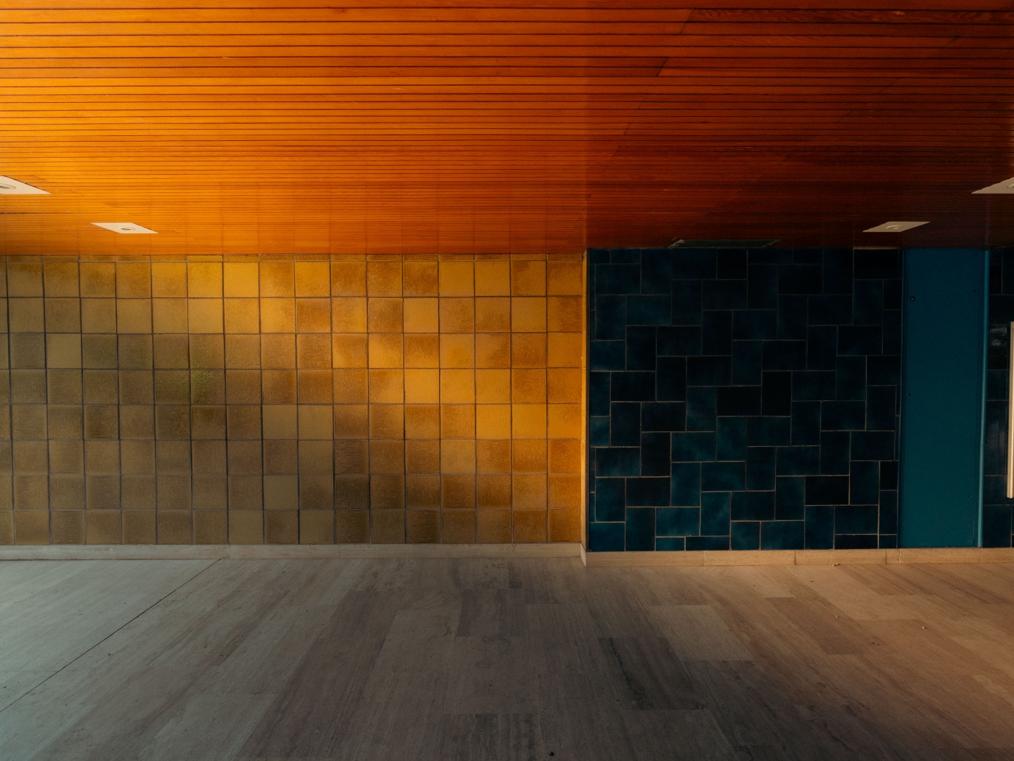 Hall — faïences jaune et bleu, plafond bois