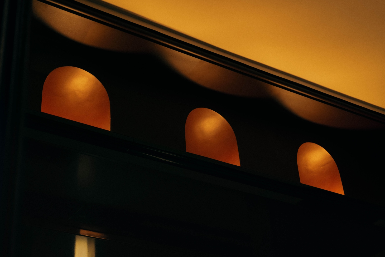 Hall — niches dorées, lumière ambre